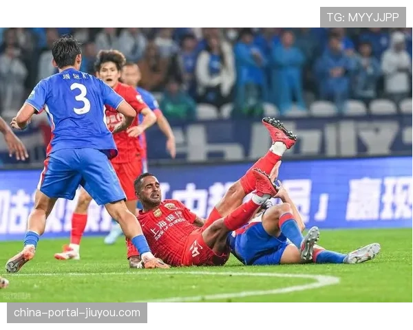 上海德比雨中鏖战，超6万人现场观战创赛季新高